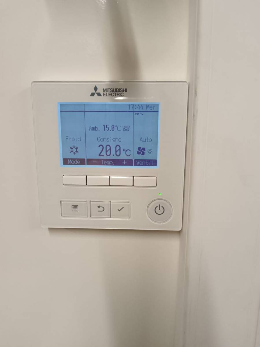 La télécommande murale Mitsubishi Electric pour gérer la température de vos climatisations à Goussainville