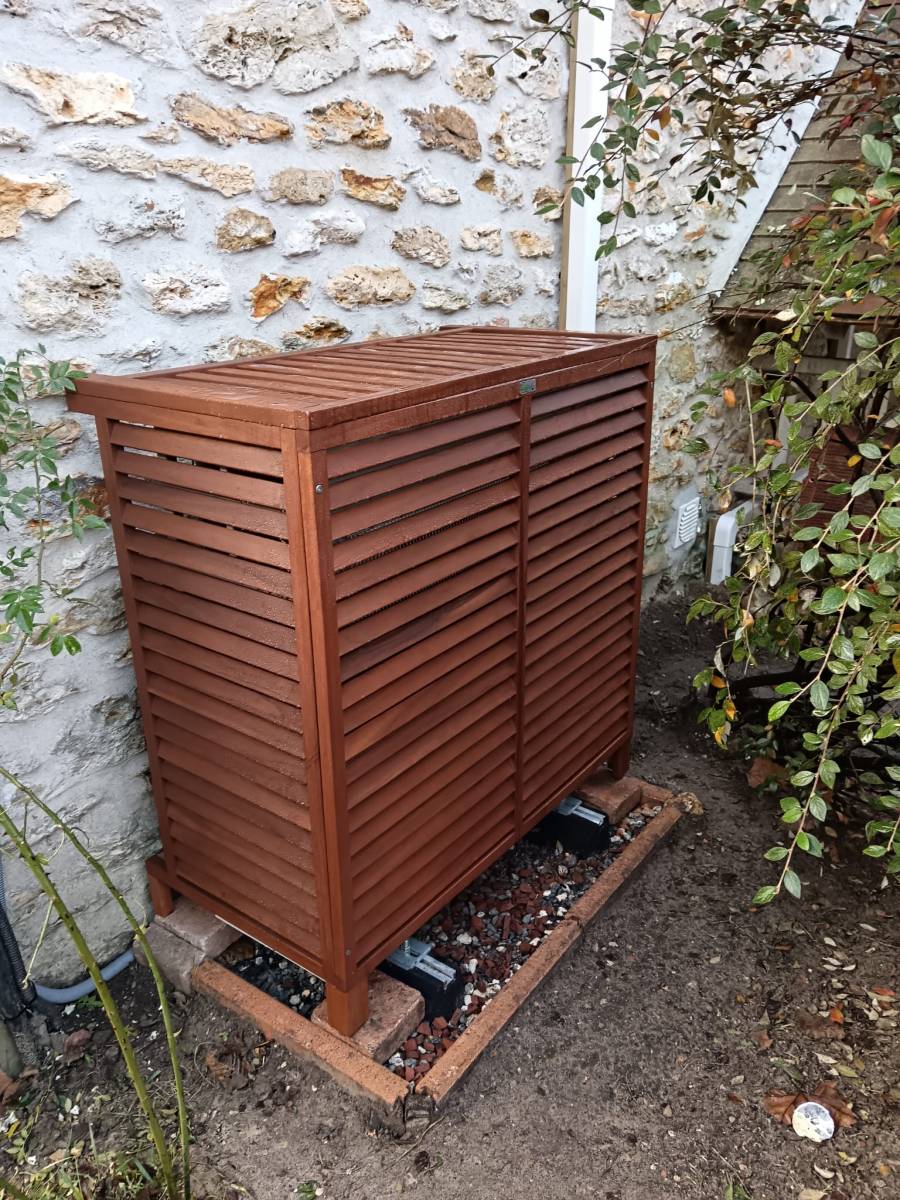 Nouvelle installation d'un cache groupe extérieur en bois pour camoufler le groupe extérieur d'une climatisation réversible à Goussainville