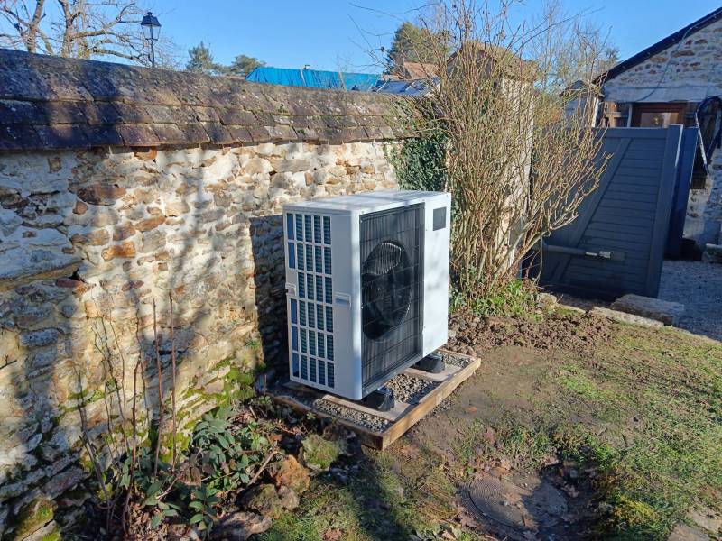 Installation d'une pompe à chaleur air-eau Mitsubishi Electric Ecodan dans une maison à Goussainville