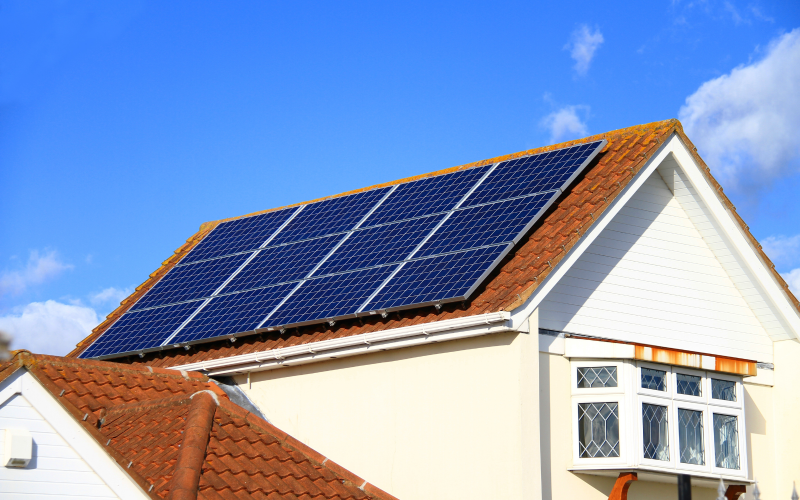 Installation de panneaux solaires photovoltaïques sur le toit d’une maison à Garges-lès-Gonesse près de Goussainville